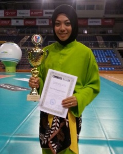 Nur bergambar bersama piala kemenangan pasukan Malaysia.