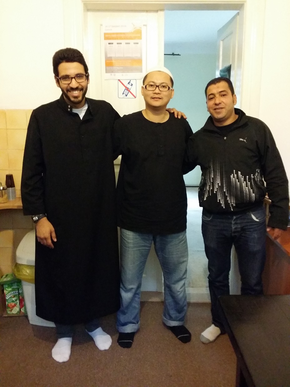 Tuan Guru Dr. Mohamad Nizam Mohamed Shapie bergambar bersama-sama Saudara Mohamad (imam solat jumaat) dan rakannya di Rzeszow.